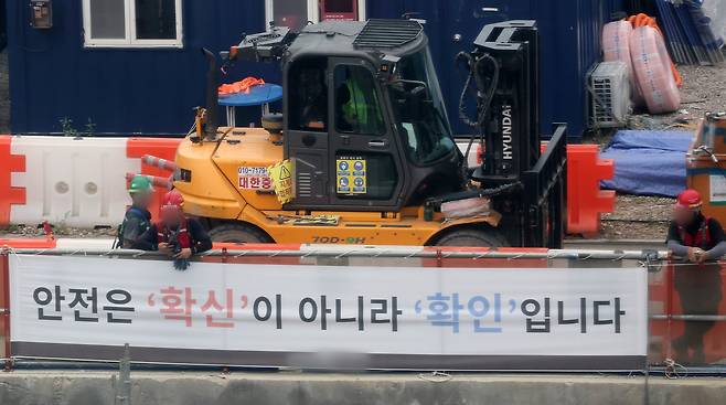 정부가 건설 현장의 불법 하도급에 대한 집중 단속에 나선 11일 서울 시내 한 아파트 건설 현장. /연합뉴스