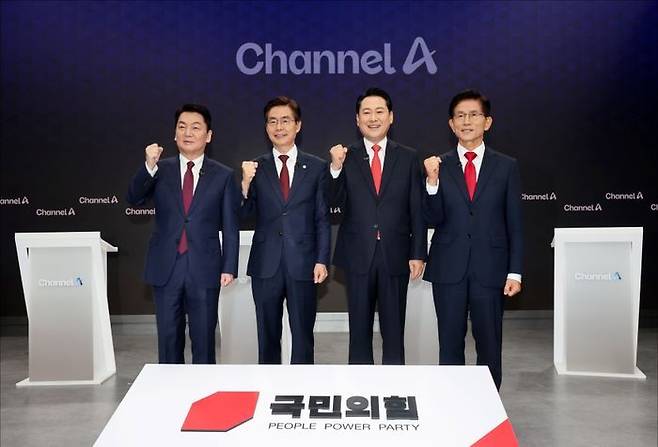 국민의힘 안철수·조경태·장동혁·김문수 당대표 후보가 지난 10일 오후 서울 광화문 채널A 스튜디오에서 열린 국민의힘 8·22 전당대회 첫 방송토론회에서 토론 전 기념촬영을 하고 있다. ⓒ국회사진기자단