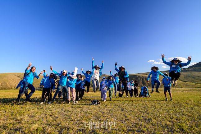2025 IES에 참가한 연구생들이 후스타이 국립공원에서 타키와 가젤을 목격 후 힘차게 환호하고 있다. ⓒ데일리안 배군득 기자
