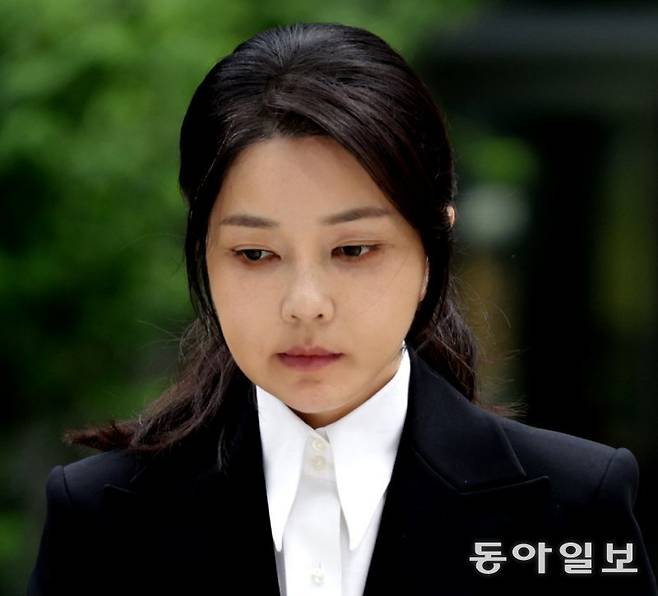 윤석열 전 대통령의 부인 김건희 여사가 6일 오전 김건희 특검(특별검사 민중기) 조사를 받기 위해 특검 사무실이 있는 서울 종로구 KT광화문빌딩웨스트로 들어서고 있는 모습. 변영욱 기자 cut@donga.com