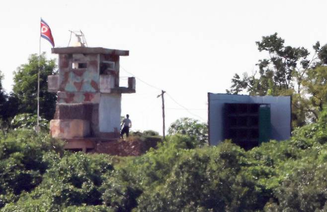 북한이 대남 확성기 철거를 시작한 것으로 확인된 10일 경기도 파주시 접경지역에서 바라본 북한 군 초소에 대남 확성기가 설치돼 있다. 2025.08.10. 파주=뉴시스