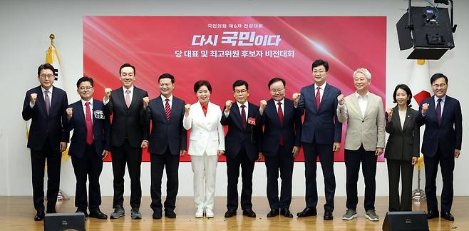 국민의힘 최고위원후보들이 3일 오후 서울 여의도 국민의힘 중앙당사에서 열린 제6차 전당대회 최고위원 후보자 비전대회에서 기념촬영을 하고 있다. 왼쪽부터 신동욱, 함운경, 김민수, 김태우, 양향자, 장영하, 김재원, 손범규, 김근식, 최수진, 홍석준 최고위원후보. 2025.08.03. 서울=뉴시스