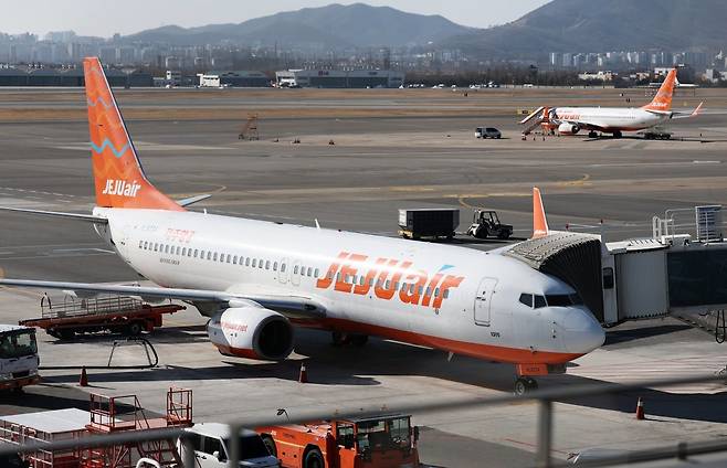 서울 강서구 김포국제공항 국내선 계류장에서 제주항공 여객기가 이륙 준비를 하고 있다. 출처=뉴스1