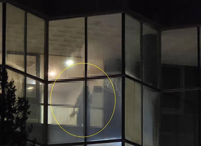 경북 한 대형 호텔 여성 사우나 유리창 필름 훼손으로 내부가 외부에서 보이는 사건이 발생했다. 온라인커뮤니티 네이트판 캡처