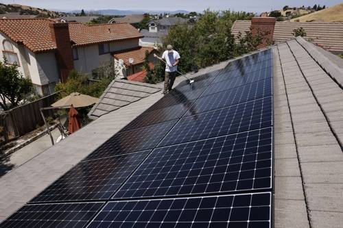 미국 주택에 설치된 태양광 패널. EPA 연합뉴스 자료사진