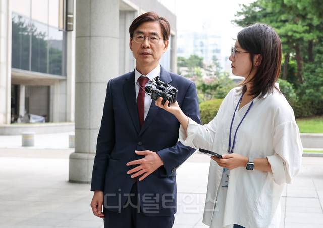 조경태 국민의힘 의원이 11일 서울고등검찰청에 마련된 내란특검 사무실에 참고인 신분으로 출석하며 취재진 질문에 답하고 있다. 박동욱기자 fufus@
