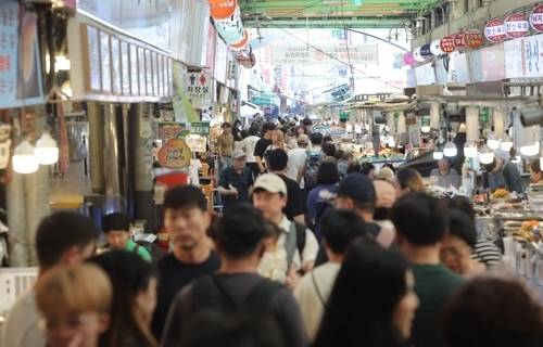 서울의 한 전통시장을 찾은 시민들이 점포를 둘러보고 있다. [연합뉴스]