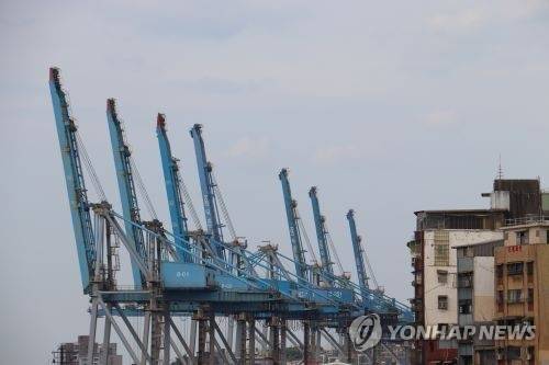 대만 북부 지룽 항구 크레인. 연합뉴스 자료사진