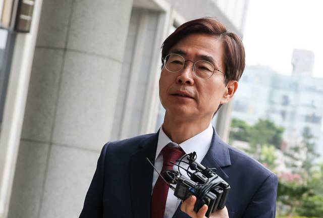 조경태 국민의힘 의원이 11일 서울고등검찰청에 마련된 내란특검 사무실에 참고인 신분으로 출석하며 취재진 질문에 답하고 있다. 박동욱기자 fufus@