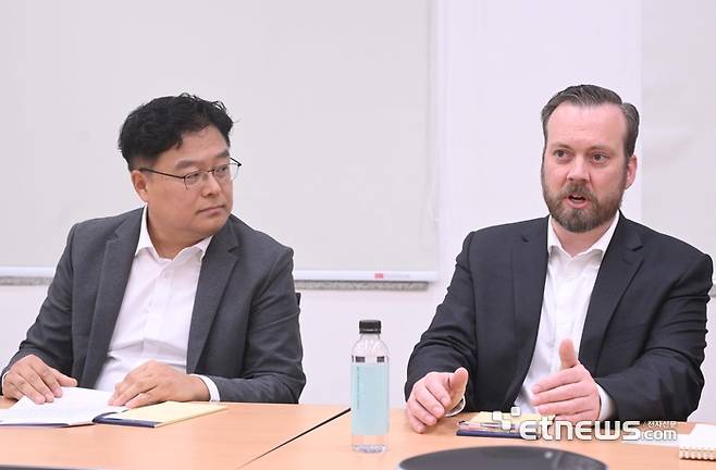김선국 성균관대 신소재공학부 교수(왼쪽)와 조셉 어빈 램리서치 세미버스 솔루션 프로덕트 매니징 디렉터. 수원=박지호기자 jihopress@etnews.com