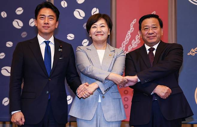 송미령 농림축산식품부 장관(가운데)이 한쥔 중국 농업농촌부 장관, 고이즈미 신지로 일본 농림수산상(왼쪽)과 11일 인천 파라다이스호텔에서 열린 한·중·일 농업장관회의에 앞서 기념촬영을 하고 있다. 뉴스1