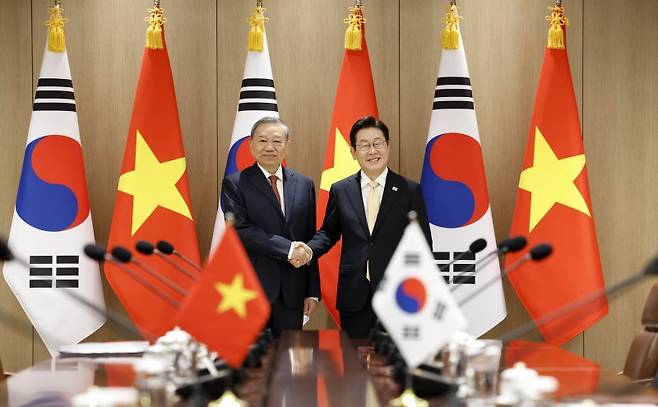이재명 대통령이 11일 서울 용산 대통령실 청사에서 열린 한·베트남 확대 정상회담에 앞서 또 럼 베트남 당 서기장과 악수하고 있다. 대통령실통신사진기자단