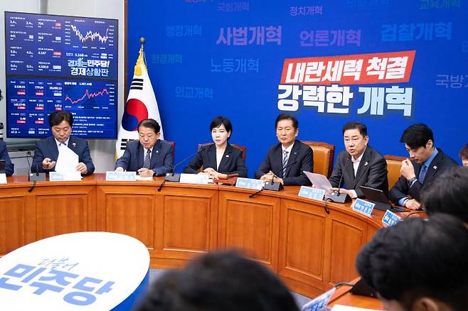 김병기 더불어민주당 원내대표가 4일 서울 여의도 국회에서 열린 최고위원회의에서 모두 발언을 하고 있다. 뉴스1