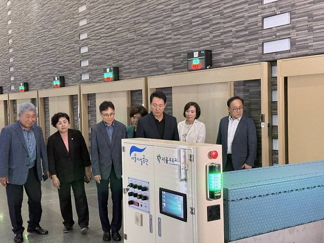 11일 오세훈 시장(앞줄 왼쪽 첫번째)이 서울 서초구의 서울추모공원을 찾아 새로 도입한 자율주행로봇 시연을 지켜보고 있다. 사진=이창훈 기자