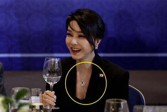 윤석열 전 대통령 부인 김건희 여사가 2022년 6월29일(현지시각) 스페인 마드리드의 한 호텔에서 열린 스페인 동포 만찬간담회에 참석해 대화를 나누고 있다. 이때 착용한 프랑스산 반 클리프 아펠 목걸이와 비슷한 제품이 김건희씨의 오빠 김진우씨의 장모 집에서 발견됐다. 대통령실 제공