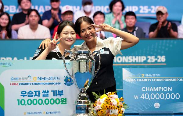 스롱 피아비와 김민아가 10일 열린 ‘올바른 생활카드 NH농협카드 PBA-LPBA 채리티 챔피언십’ 시상식에서 활짝 웃고 있다. PBA 제공