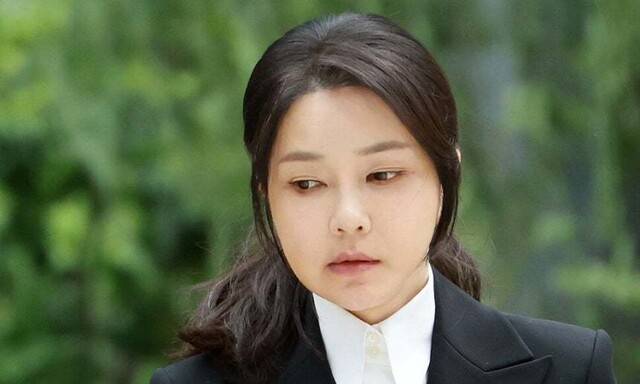윤석열 전 대통령의 부인 김건희 여사가 6일 서울 종로구 케이티(KT)광화문빌딩 웨스트에 마련된 민중기 특별검사팀 사무실에 피의자 신분으로 출석하고 있다. 연합뉴스