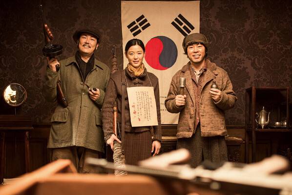 영화 ‘암살’에서 독립군을 연기한 배우 조진웅(왼쪽). 네이버 영화 스틸컷 갈무리