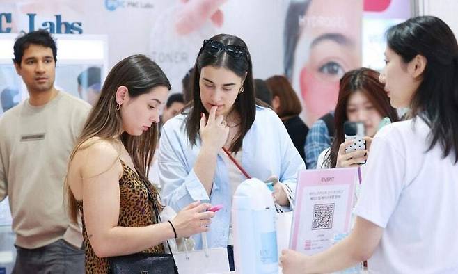 2025년 5월 서울 강남구 코엑스에서 열린 ‘서울국제화장품미용산업박람회 및 국제건강산업박람회’를 찾은 외국인 관람객들이 케이(K)뷰티 제품을 살펴보고 있다. 연합뉴스