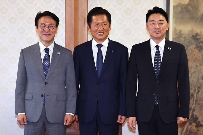 김민석 국무총리와 정청래 더불어민주당 대표, 강훈식 대통령 비서실장(왼쪽부터)이 10일 서울 종로구 삼청동 총리공관에서 열린 고위당정협의회에서 기념촬영을 하고 있다. 연합뉴스