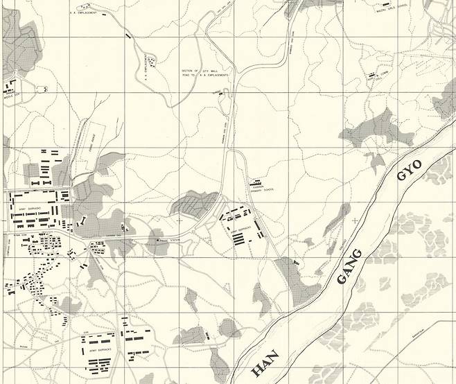 1945년 미군이 작성한 ‘AMS L-951 서울 지도’(축척 1만분의 1)의 용산, 남산, 한남동 부분. 왼쪽(서쪽)의 일제 조선군 사령부 진영(검은 막대와 점들이 집결한 지점) 오른쪽으로 조금 떨어진 곳에 ‘Army Barracks’란 영문과 검은 막대 모양의 이미지로 일본군 막사촌(군영지)이 표시되어 있다. 사령부 위쪽 지도 상단에 유(U)자 형으로 늘어진 길의 끝과 중간 두곳에 점들이 모인 주머니 모양으로 표시된 것이 바로 오늘날 남산의 서울타워 자리인 서봉과 동봉에 배치됐던 대공 고사포 진지들이다. 김천수 연구자 제공