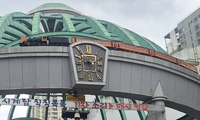 울산시 중구 성남동 시계탑 위에 증기기관차를 본뜬 모형 기차가 5년째 멈춰 있다. 주성미 기자