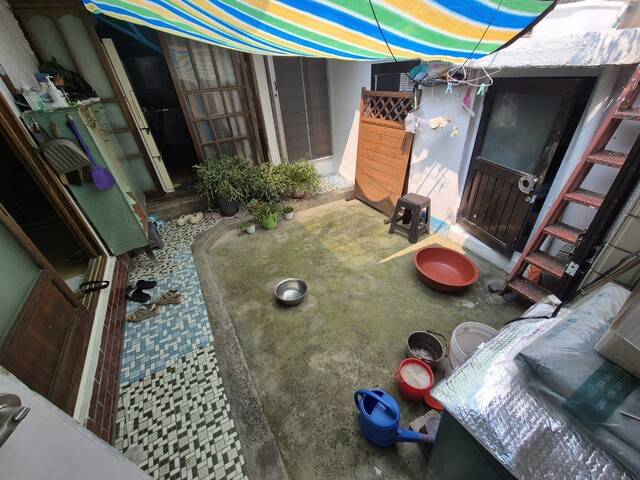 지난달 29일 서울 종로구 필운동에 있는 장윤옥 할머니 한옥집 마당에 햇빛을 가리기 위한 차양막이 쳐 있다. 정인선 기자