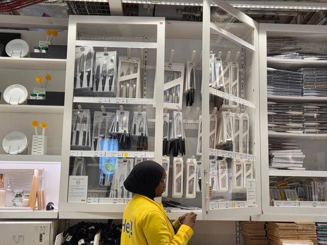 지난달 22일 영국 런던 이케아 매장에서 직원이 식칼이 배치된 진열장 문을 잠그고 있다. 이곳에선 신분증을 소지한 21세 이상만 식칼을 구입할 수 있다. 런던= 정승임 특파원