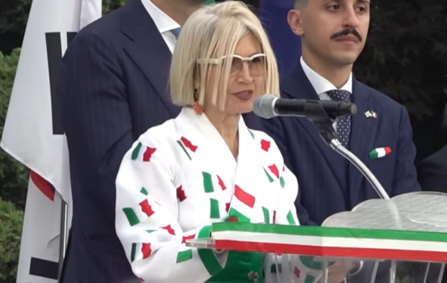 에밀리아 가토 주한 이탈리아 대사가 6월 2일 서울 용산구 한남동 대사관저에서 열린 '이탈리아 공화국 선포일' 기념행사에서 이탈리아 국기를 수놓은 한복을 입고 한국어로 연설하고 있다. 유튜브 채널 '알베르토 몬디' 캡처