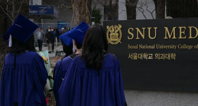 지난해 2월 27일 서울 종로구 서울대 의과대학 교정이 학위 수여식에 참석한 졸업생들로 북적이고 있다. 하상윤 기자