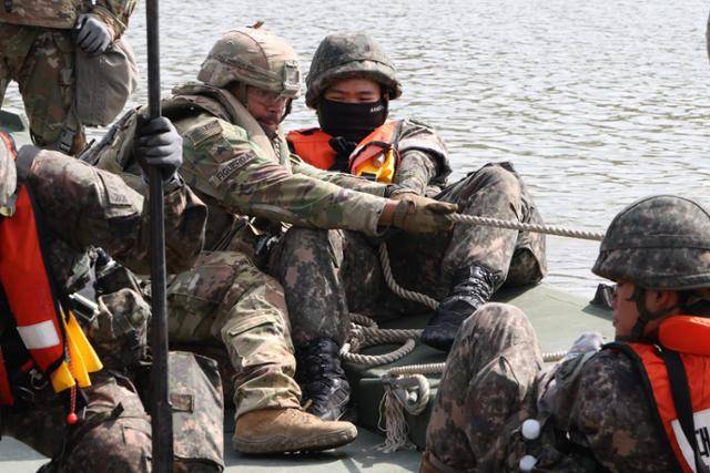 한미연합연습 '을지 자유의 방패(UFS·을지프리덤실드)'가 진행 중인 가운데 지난달 31일 강원도 철원군 도하훈련장에서 육군 7공병여단과 미2사단/한미연합사단 11공병대대 장병이 함께 줄을 당기며 부교를 연결하고 있다. 연합뉴스