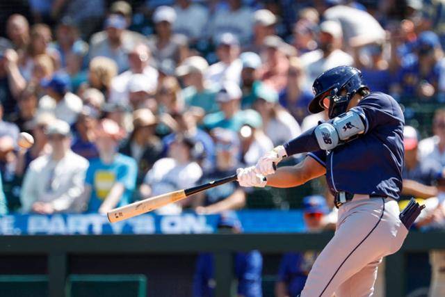 탬파베이 김하성이 11일 미국 워싱턴주 시애틀 T모바일 아레나에서 열린 시애틀과 원정 경기에서 4회 솔로 홈런을 때리고 있다. 시애틀=AFP 연합뉴스