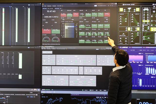 2월 서울 여의도 넥스트레이드에서 직원들이 업무를 보고 있다. 연합뉴스