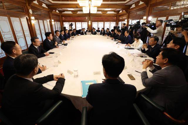 김민석 국무총리와 정청래 더불어민주당 대표,강훈식 대통령실 비서실장 및 참석자들이 10일 서울 종로구 삼청동 총리공관에서 제2차 고위 당정협의회를 하고 있다. 뉴시스