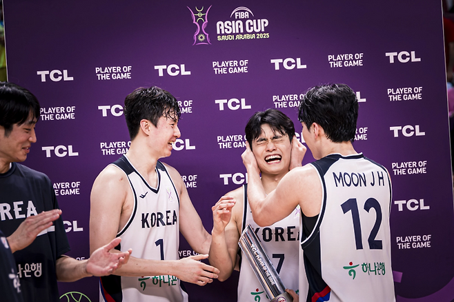 11일 킹 압둘라 스포츠시티에서 열린 한국과 레바논의 2025 FIBA 아시아컵 조별리그 A조 최종전. 이날 수훈선수로 꼽힌 유기상(7번)에게 축하를 전하는 문정현(오른쪽부터) 이현중, 여준석. 사진=FIBA