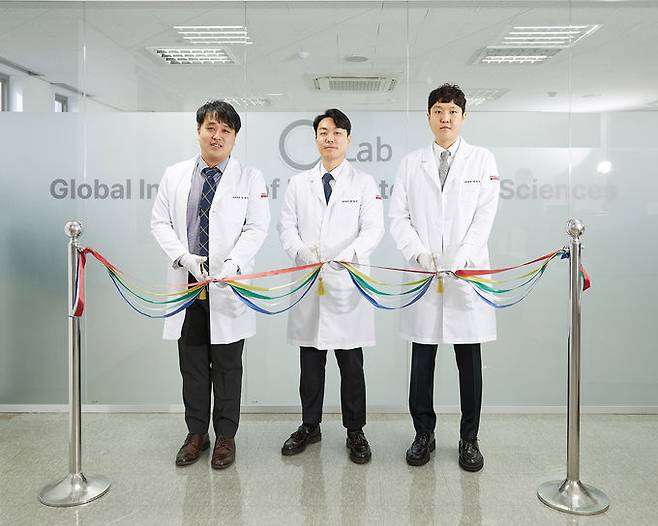 에이피알의 글로벌피부과학연구원 개소식 (왼쪽부터) 정재영 연구원, 최명선 연구원장, 강경돈 연구원. 에이피알 제공