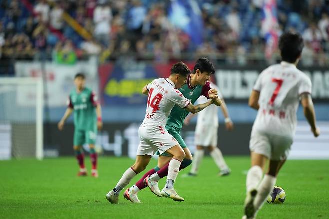 대전 김봉수가 10일 대전월드컵경기장에서 열린 수원FC와의 K리그1 25라운드서 윌리안과 볼 경합을 벌이고 있다. 사진=프로축구연맹