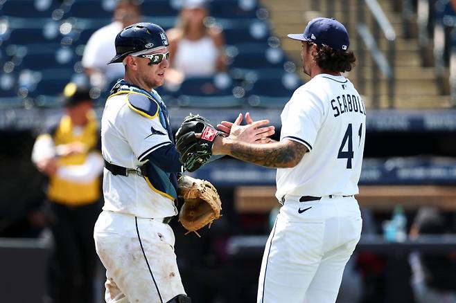 <yonhap photo-2723=""> TAMPA, FLORIDA - MAY 28: Danny Jansen (L) #19 of the Tampa Bay Rays celebrates with Connor Seabold #41 after beating the Minnesota Twins in a game at George M. Steinbrenner Field on May 28, 2025 in Tampa, Florida. Kevin Sabitus/Getty Images/AFP (Photo by Kevin Sabitus / GETTY IMAGES NORTH AMERICA / Getty Images via AFP)/2025-05-29 05:44:19/ <저작권자 ⓒ 1980-2025 ㈜연합뉴스. 무단 전재 재배포 금지, AI 학습 및 활용 금지></yonhap>