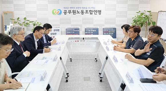 11일 열린 최동석 인사혁신처장과 간담회에서 김현진 공무원노동조합연맹 위원장이 제도 개선에 대한 의견을 밝히고 있다. [사진=공무원노동조합연맹]