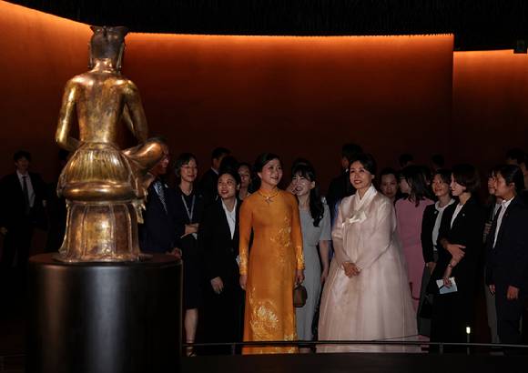 김혜경 여사와 또 럼 베트남 당 서기장의 배우자 응오 프엉 리 여사가 11일 서울 용산구 국립중앙박물관 '사유의 방'에서 반가사유상을 보고 있다. 2025.8.11 [사진=연합뉴스]