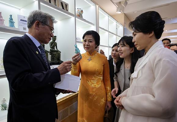 김혜경 여사와 또 럼 베트남 당 서기장의 배우자 응오 프엉 리 여사가 11일 서울 용산구 국립중앙박물관 기념품점에서 상품을 보고 있다. 왼쪽은 유홍준 관장. 2025.8.11 [사진=연합뉴스]
