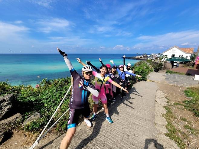 제주환상자전거길을 투어 중인 대만 레저관광 팸투어단. (제주관광공사 제공)