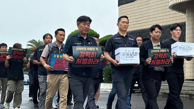 교사노조가 오늘(11일) 무차별 고소와 협박성 발언을 한 학부모에 대한 엄벌을 촉구하는 7,609명의 서명이 담긴 탄원서를 경찰에 제출하는 모습