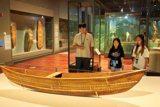 20세기 초, 푸카푸카섬에서 사용했던 카누를 관찰하는 김이재·황지유·김태린(왼쪽부터) 학생기자.