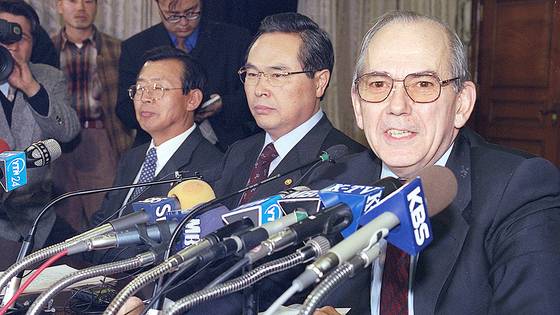 1987년 12월 3일 미셸 캉드쉬 IMF 총재(오른쪽)가 한국 정부와의 구조조정 합의 내용을 발표하고 있다. 이경식 한국은행 총재와 임창열 경제부총리(왼쪽부터)의 표정이 어둡다. 중앙포토