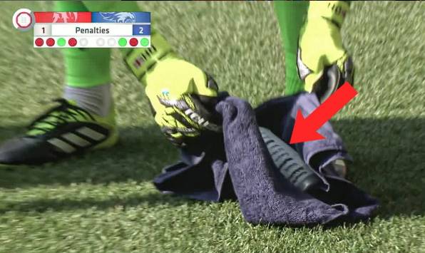 크리스탈팰리스 골키퍼 딘 헨더슨은 물병에 적어둔 커닝페이퍼를 활용해 승부차기 승리를 이끌었다. [사진 ESPN SNS 캡처]