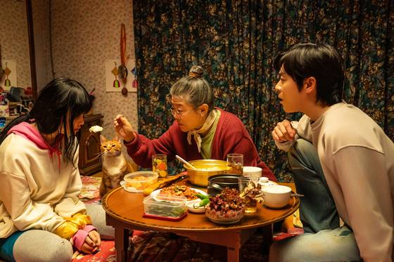 정환(조정석)은 엄마 밤순(이정은)과 함께 좀비 딸 수아(최유리)를 먹이고, 씻기고, 훈련시킨다. [사진 NEW]