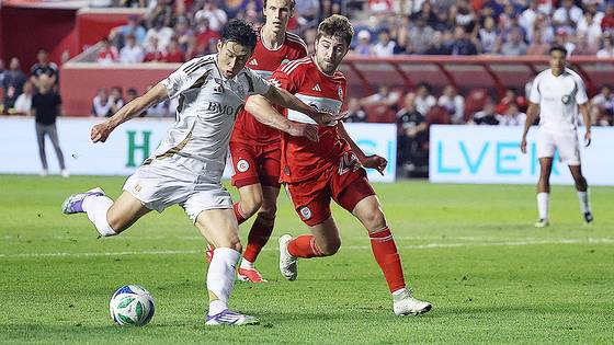 LAFC에 합류한 손흥민(왼쪽)이 입단 후 사흘 만인 10일 시카고 파이어와의 원정 경기에 후반 교체 출전해 데뷔전을 치렀다. 상대 수비진의 뒷 공간을 파고들다 페널티킥을 유도해 동점 골에 기여하며 명불허전의 경기력을 입증했다. 수비수 조너선 딘과 경합하며 슈팅하는 모습. 로이터=연합뉴스
