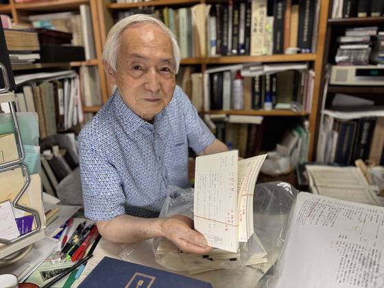 일본 전역에 흩어져있는 한국 고서를 평생의 업으로 추적하고 있는 조선 서지학 권위자 후지모토 유키오 도야마대 교수를 지난 11일 도야마 자택에서 만났다. 일본으로 유출된 고려와 조선의 고서 5만여권을 집요하게 조사한 그의 연구는 한국학 발전의 밑거름이 되고 있다. 거실 한가운데 놓인 앉은뱅이 책상 위엔 그의 조사 메모와 자료들이 수북하다. 김현예 특파원