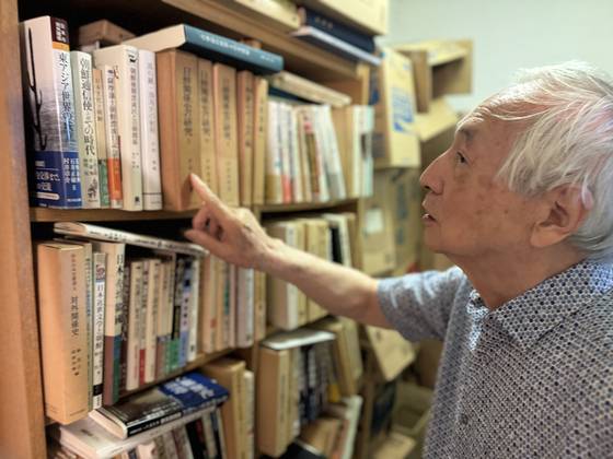 후지모토 유키오 도야마대 명예교수가 서고를 보여주며 설명을 하고 있다. 어른 한명이 지나갈 너비의 통로를 두고 책장이 가득 들어서있다. 김현예 특파원